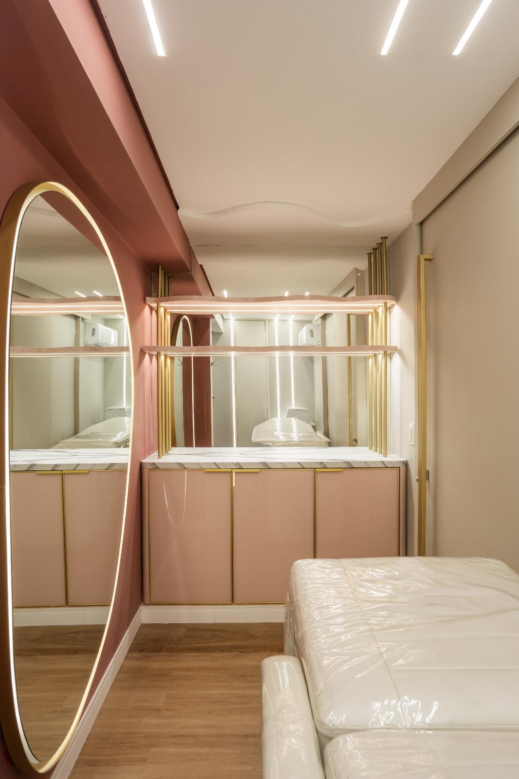Armários planejados rosé com bancada em mármore — Edna Designer