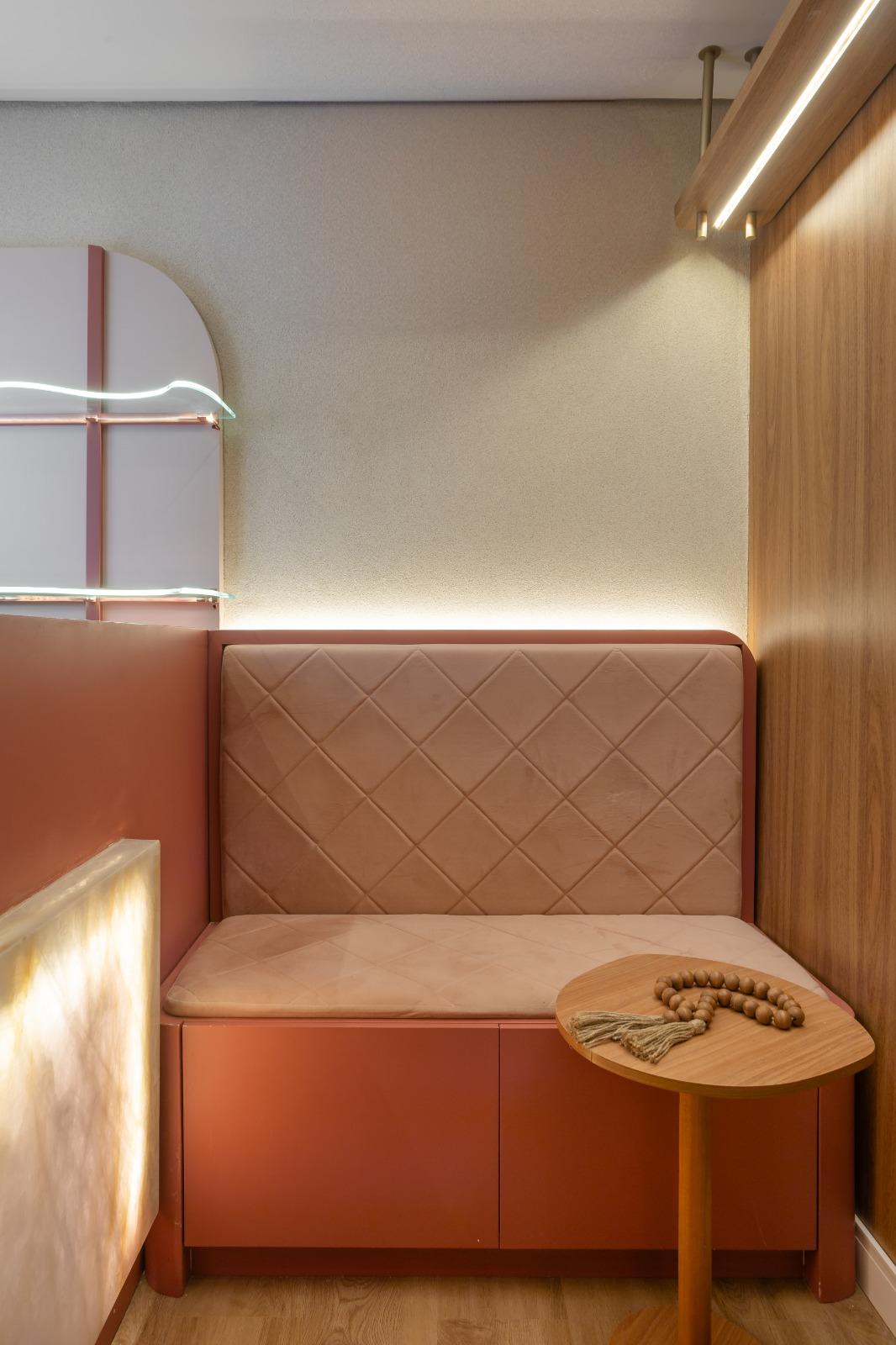 Banco estofado acapitonado com mesa de apoio de madeira — Edna Designer