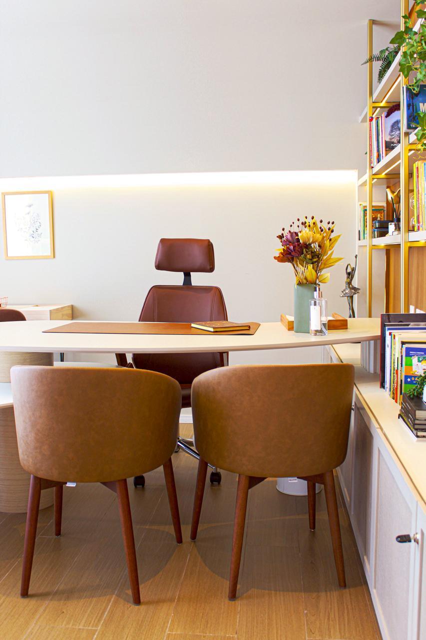 Consultório com mesa de trabalho e estante lateral iluminada — Edna Designer