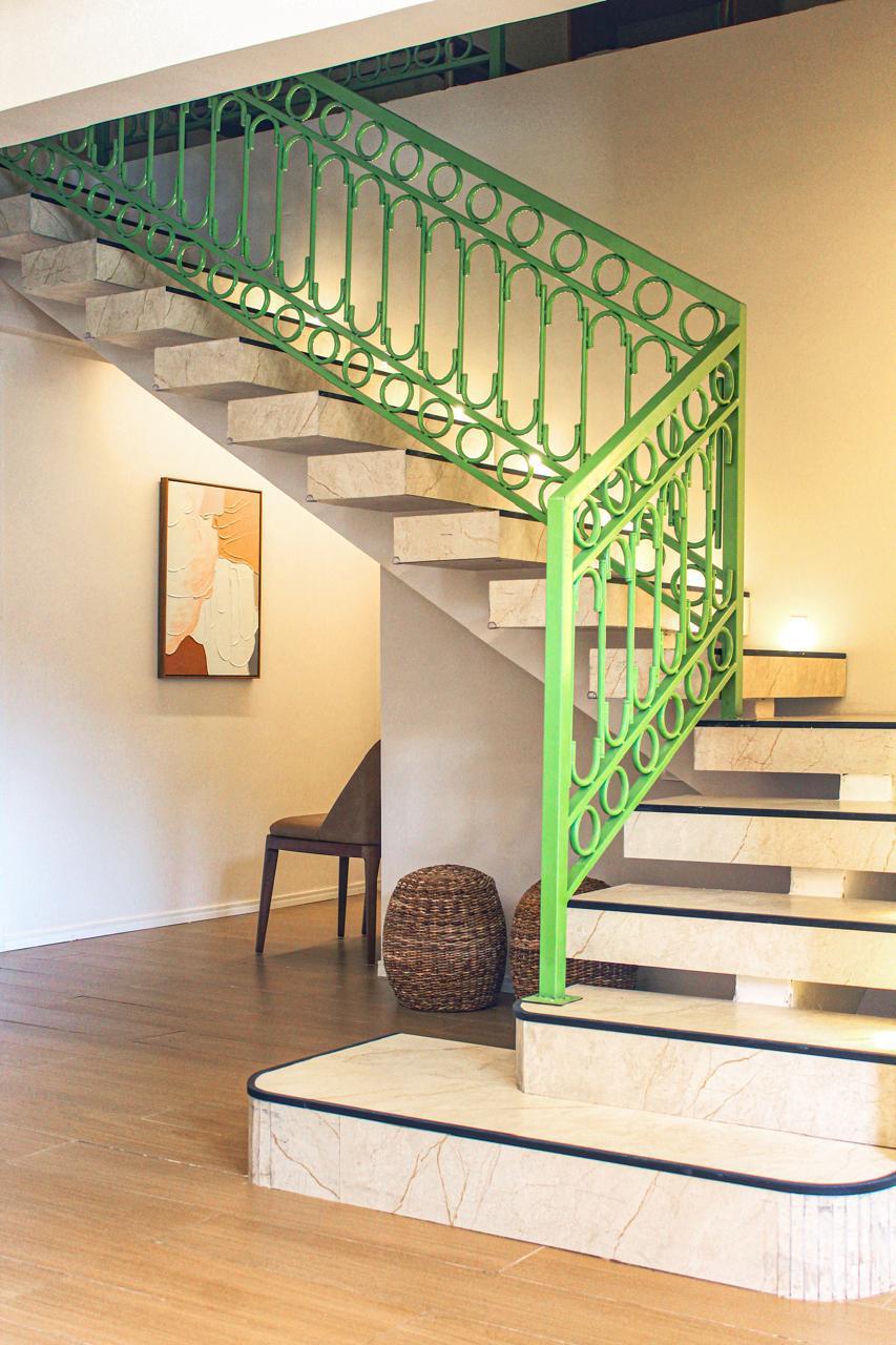 Escada com guarda-corpo verde e piso em mármore — Edna Designer