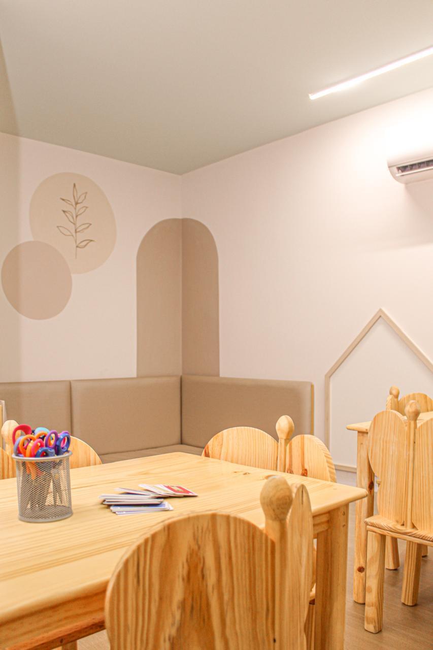 Espaço kids com banco estofado e parede ilustrada — Edna Designer