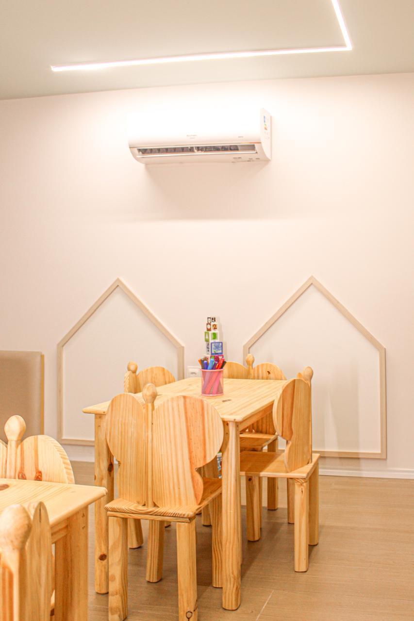 Espaço kids com mesinha e cadeiras de madeira temáticas — Edna Designer