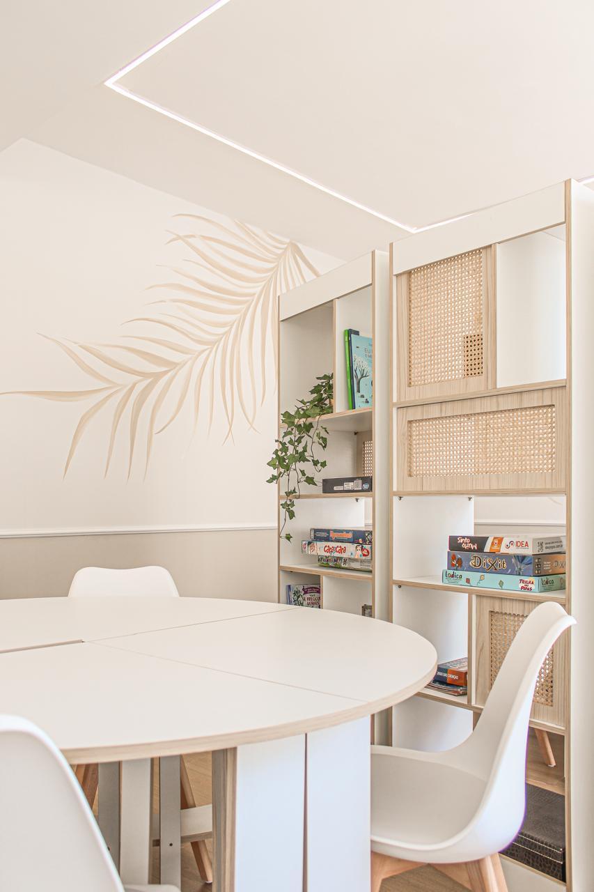 Espaço kids com mural de folhagem e estante de jogos — Edna Designer