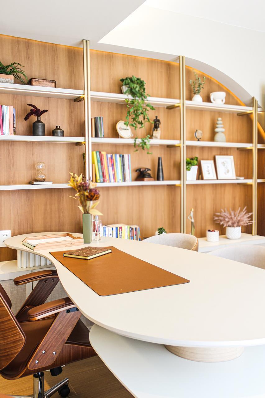 Estação de trabalho com mesa curva e estante de livros — Edna Designer