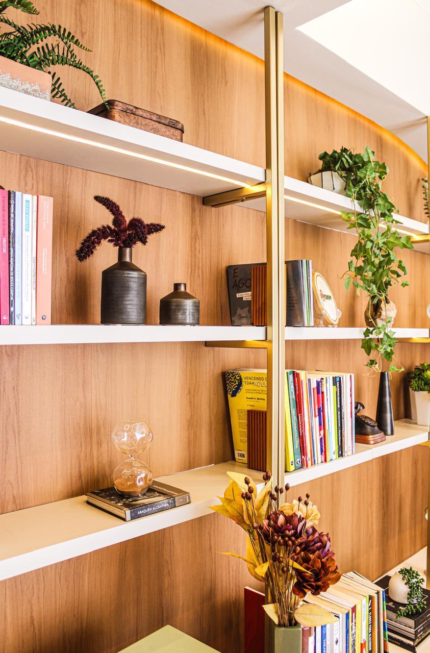Estante de madeira com prateleiras iluminadas e plantas — Edna Designer