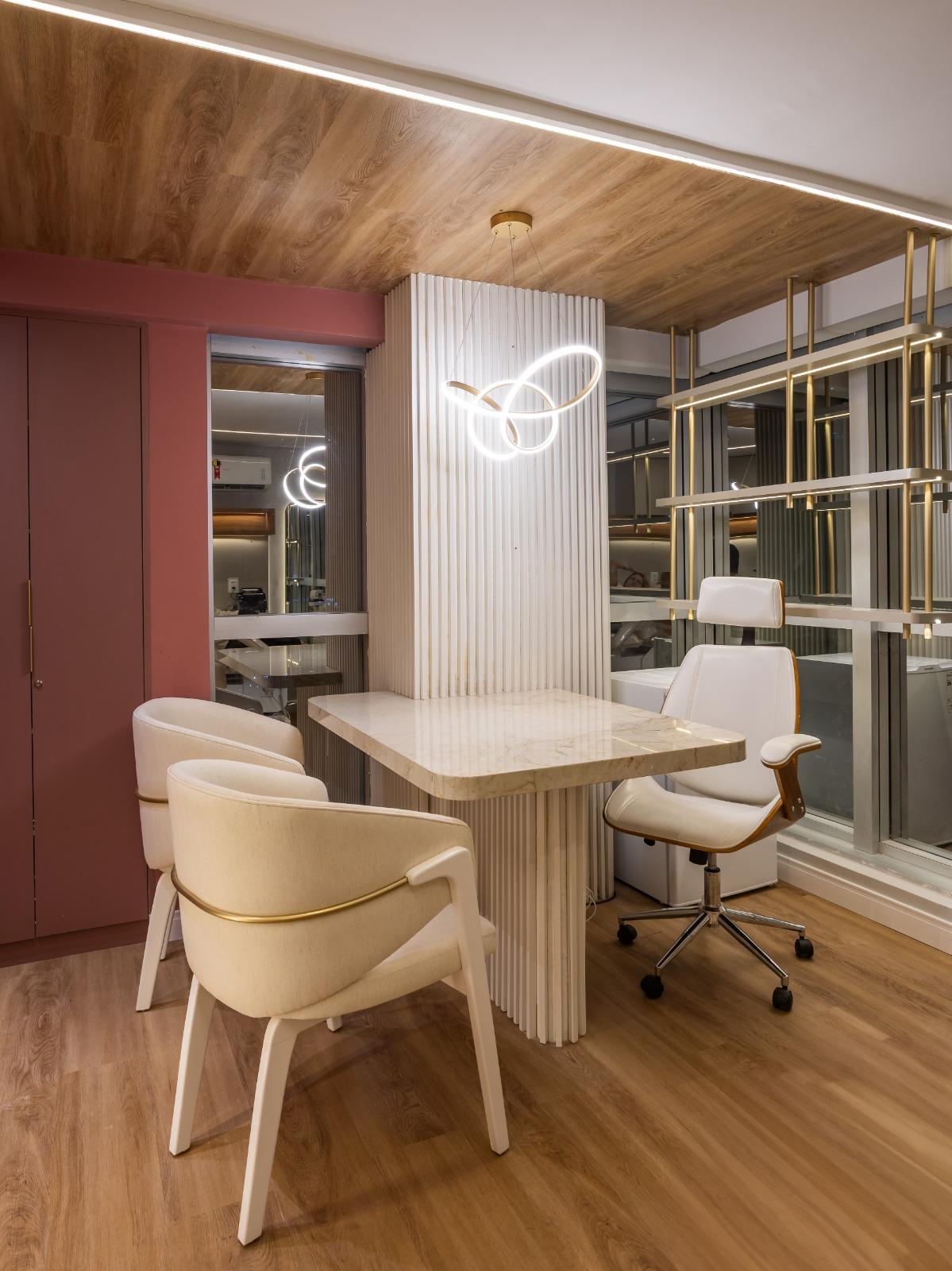 Sala de espera com mesa de mármore e pendente circular — Edna Designer