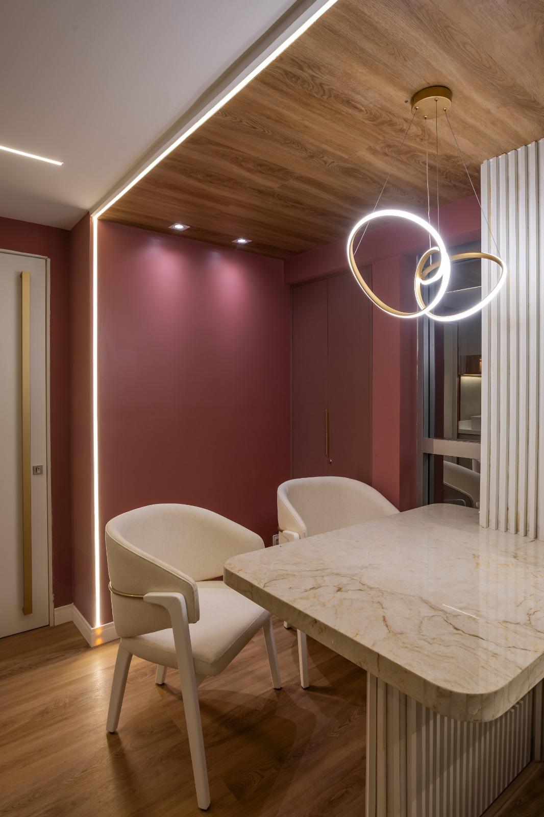 Sala de espera com poltronas e parede rosé iluminada — Edna Designer