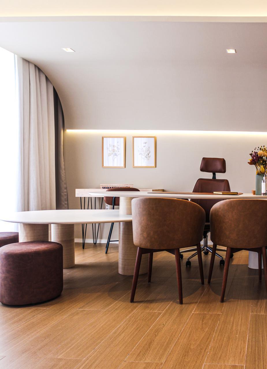 Sala de reuniões com mesa oval, banquetas e puffs — Edna Designer
