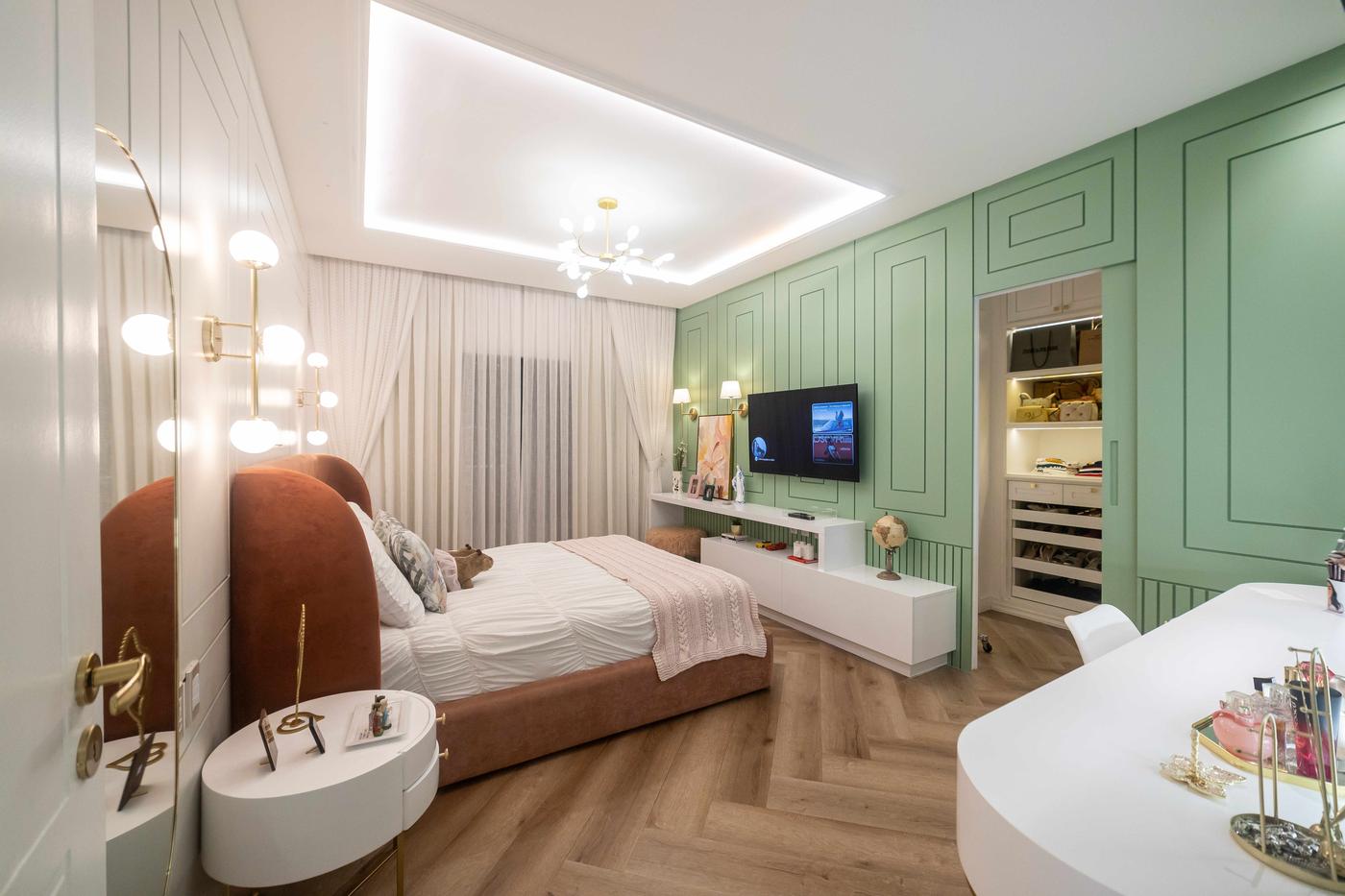 Quarto infantil com boiserie verde, TV e closet integrado — Edna Designer
