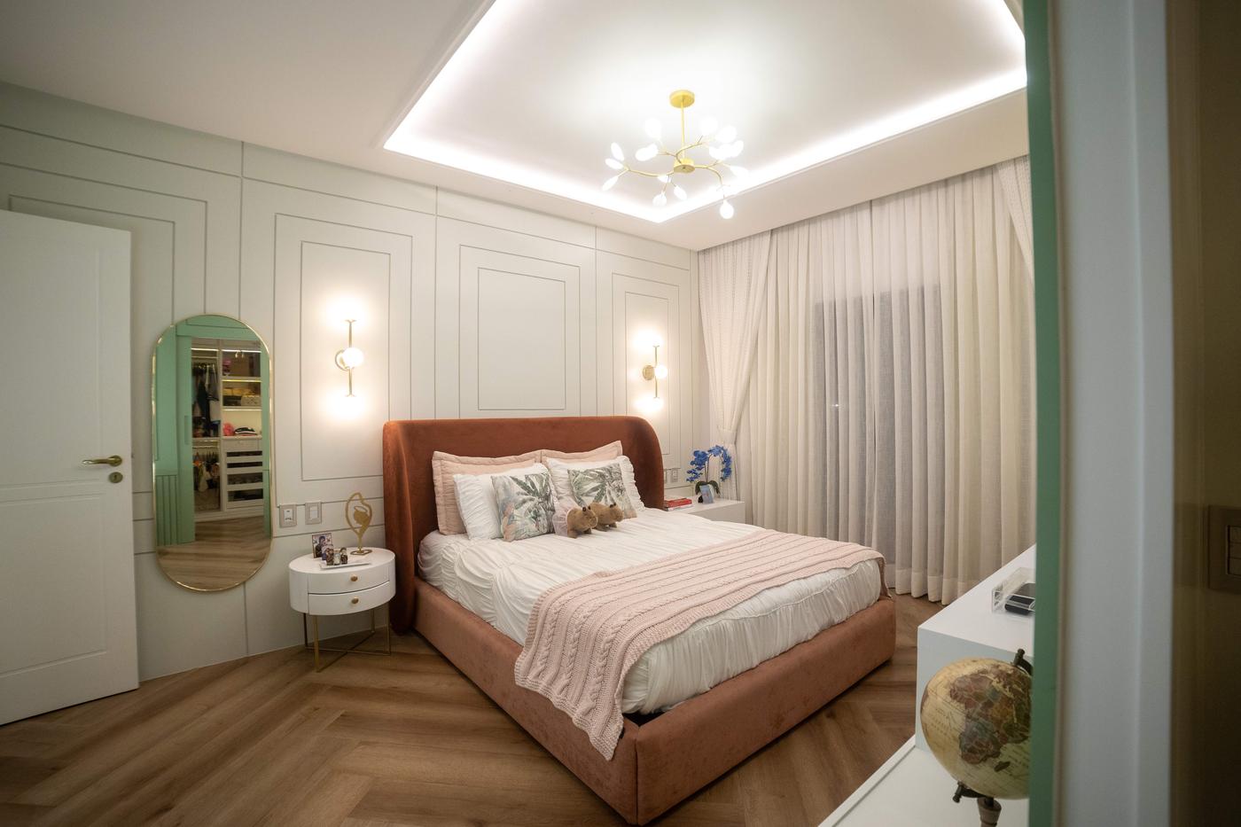 Quarto infantil com cabeceira terracota, espelho oval e closet — Edna Designer