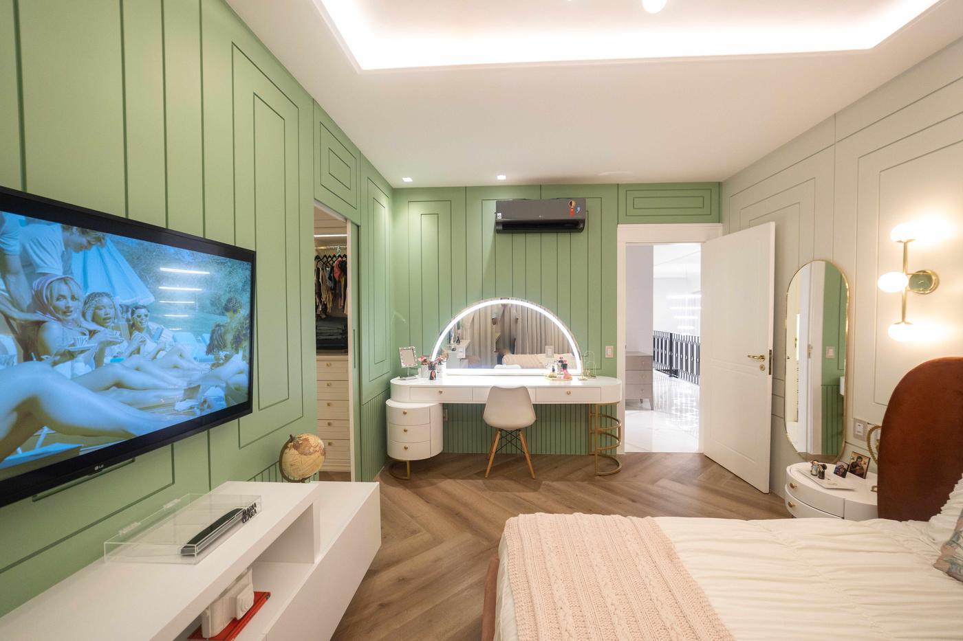 Quarto infantil com penteadeira e boiserie verde vista da cama — Edna Designer