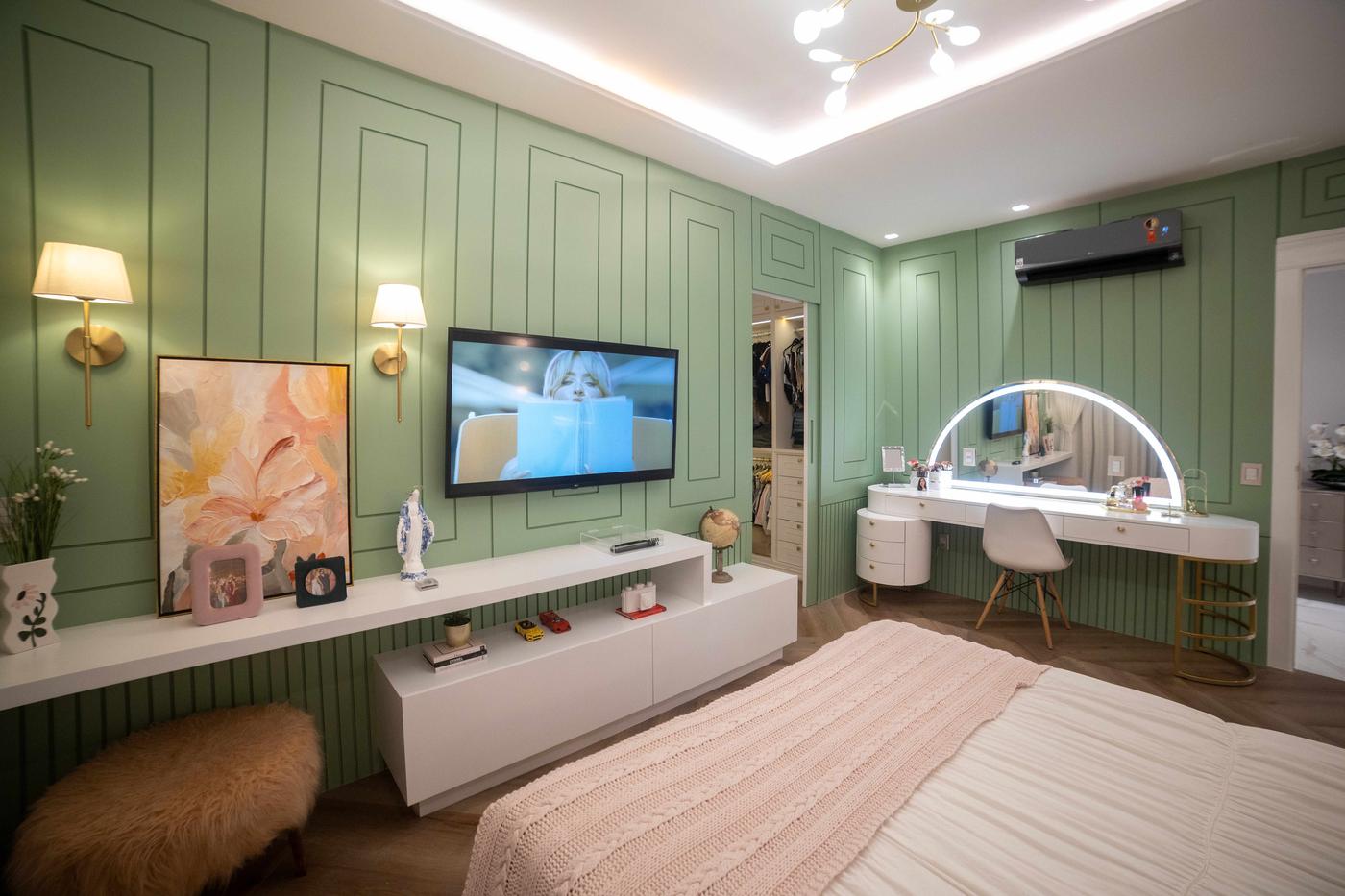 Quarto infantil com penteadeira, espelho arco iluminado e TV — Edna Designer