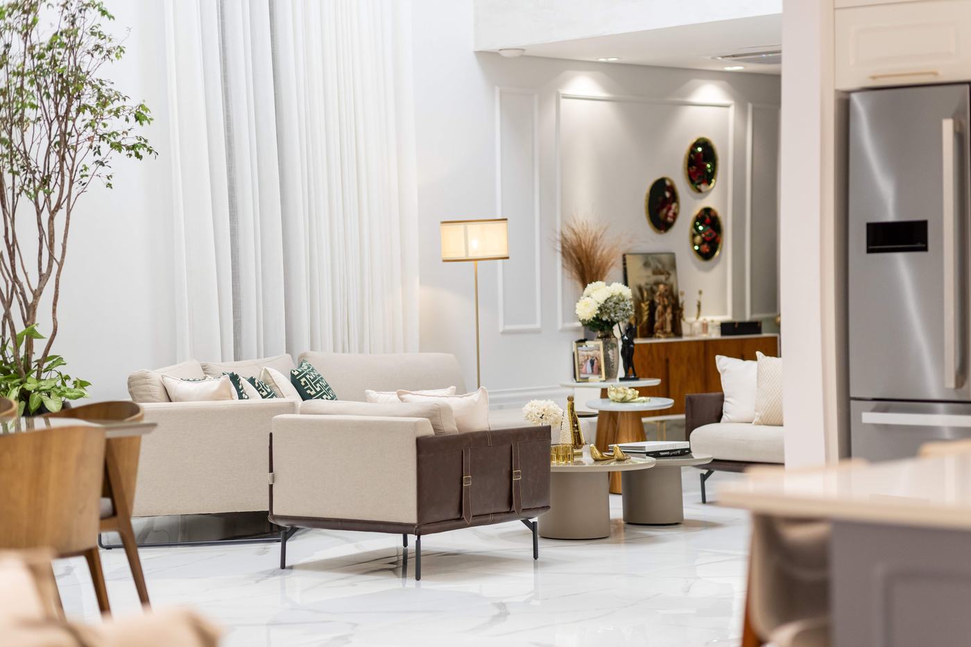 Composição de sofás, mesas de centro e parede decorada — Edna Designer
