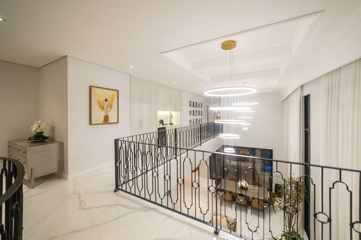 Mezanino com corrimão de ferro trabalhado e vista para o living — Edna Designer